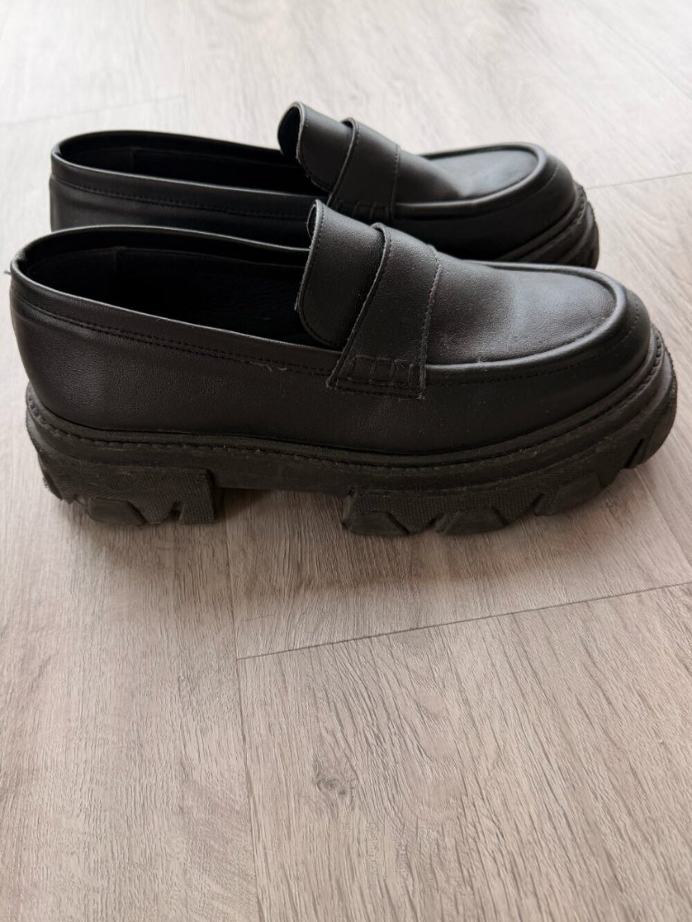 Alohas Lug Sole Leather Loafers